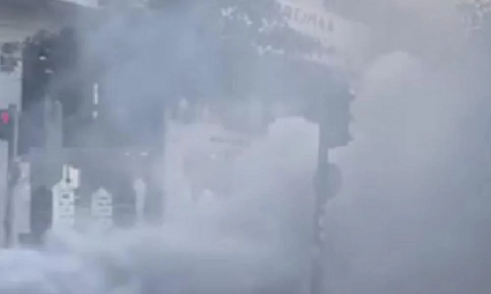 Λάρισα: Η χαλασμένη εξάτμιση έφερε ντουμάνι – Δείτε τι γίνεται μόλις πατάει γκάζι ο οδηγός